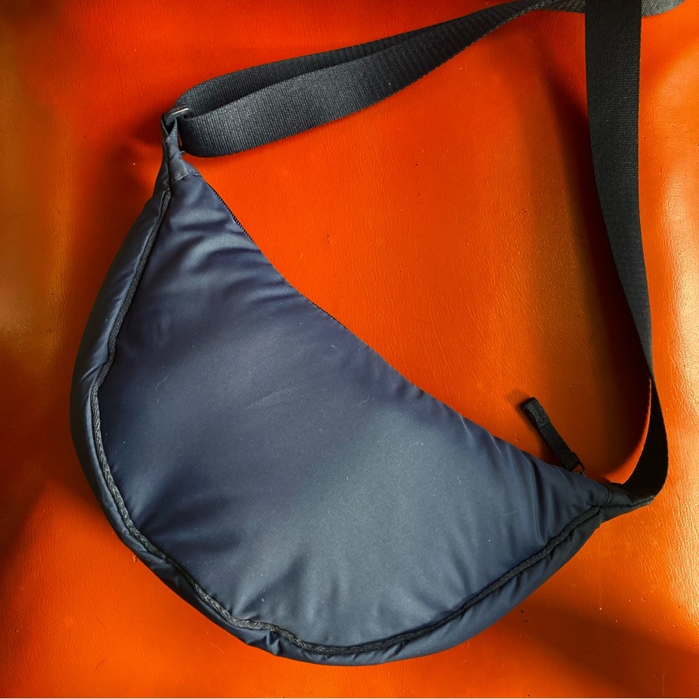 Uniqlo Round Mini Shoulder Bag crescent navy